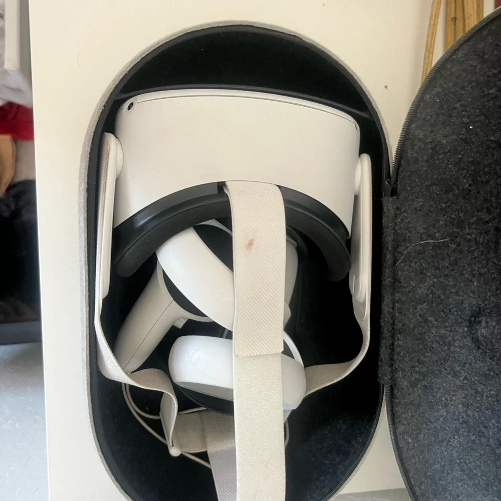 Oculus quest 2 256gb and carrying case